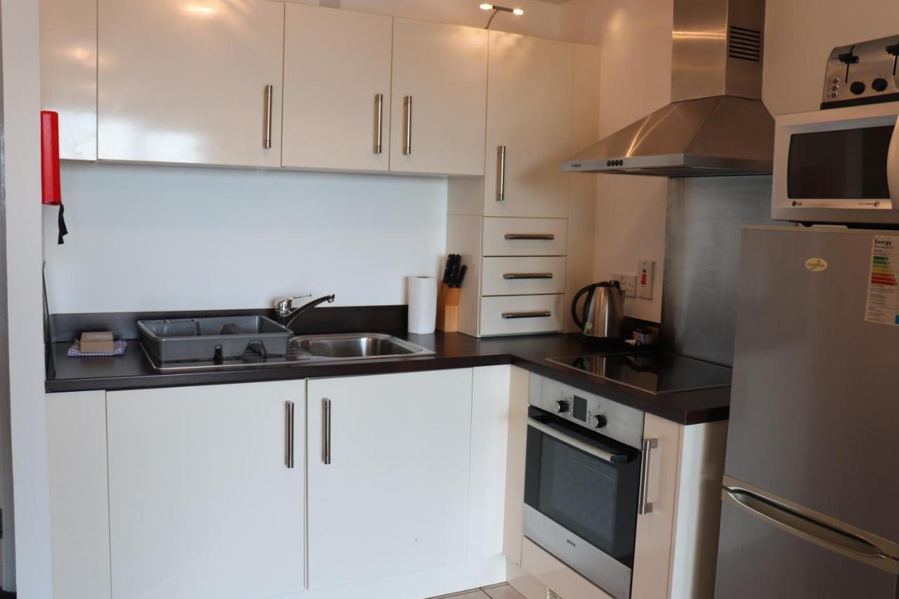 Century Wharf Apartments By Urban Space Cardiff Esterno foto
