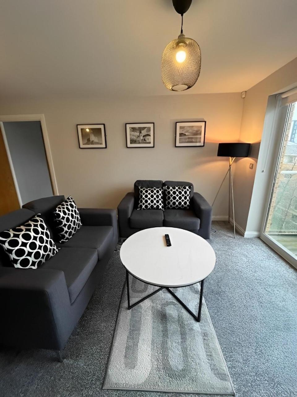 Century Wharf Apartments By Urban Space Cardiff Esterno foto